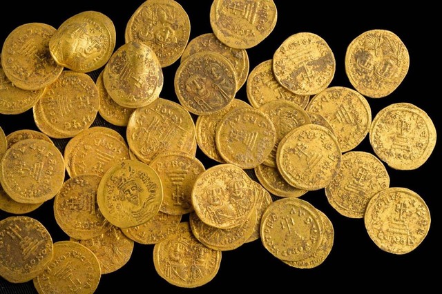 Koin emas dari zaman Bizantium. Foto: Israel Antiquities Authority