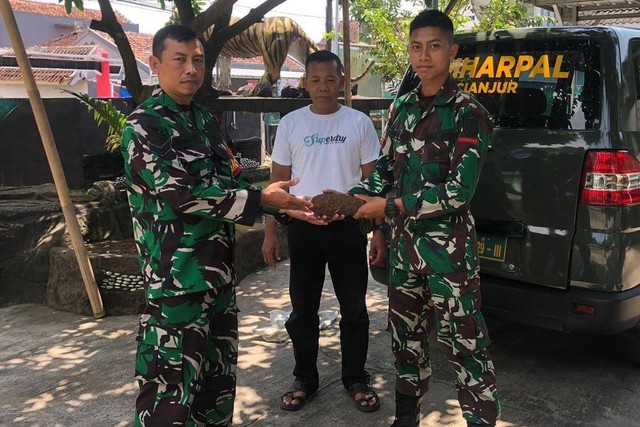 Mortir ditemukan di area ladang milik warga di Kecamatan Mande, Kabupaten Cianjur, Jawa Barat, Jumat (7/10). Foto: Dok. Istimewa