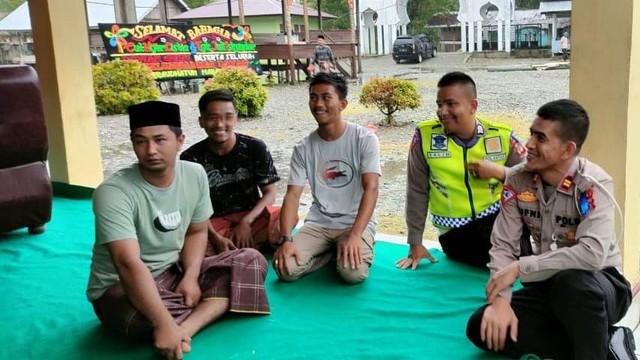 Polisi di Aceh Barat memberikan sosialisasi dan edukasi kepada santri tentang pentingnya keselamatan berlalu lintas saat mengunjungi pondok pesantren Dayah Ar-Raudhatun Nabawiyah. Foto: Dok. Satlantas Polres Aceh Barat