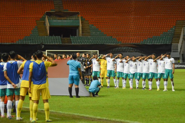 Timnas Indonesia U-17 melawan Palestina apada pertandingan Kualifikasi AFC U-17 Asian Cup di Stadion Pakansari Bogor, Jumat (7/10/2022).
 Foto: Alif Dzaky/kumparan
