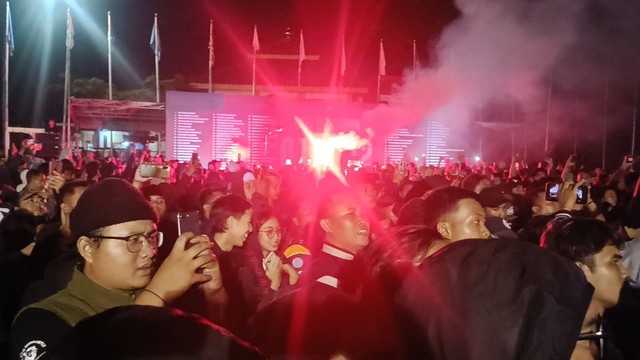 Aremania gelar doa bersama di Stadion Kanjuruhan Malang, Jumat (7/10/2022). Foto: Farusma Okta Verdian/kumparan