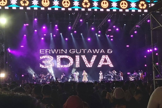 Erwin Gutawa bersama 3 Diva di Synchronize Fest 2022. Foto: Alexander Vito/kumparan