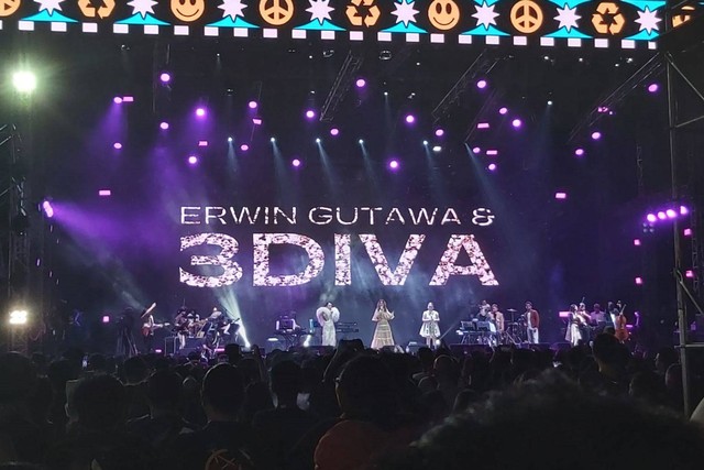 Erwin Gutawa bersama 3 Diva di Synchronize Fest 2022. Foto: Alexander Vito/kumparan