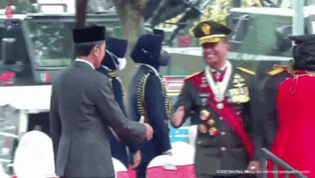 Presiden Joko Widodo tak salami Kapolri Jenderal Pol Jenderal Pol Listyo Sigit Prabowo saat HUT ke-77 TNI. Foto: kumparan