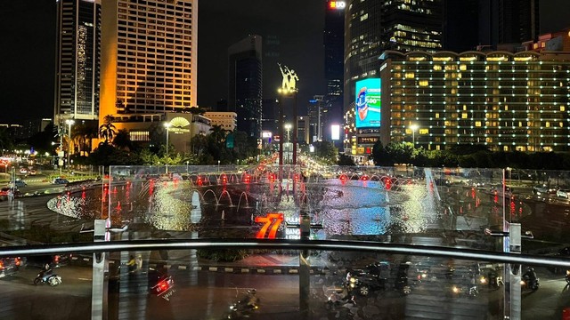 Suasana Halte Bundaran HI, Jakarta, Jumat (7/10/2022). Foto: Haya Syahira/kumparan