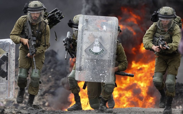 Tentara Israel dikerahkan di tengah bentrokan dengan demonstran Palestina saat protes terhadap pengambilalihan tanah Palestina oleh Israel di desa Kfar Qaddum di Tepi Barat, pada Jumat (7/10/2022). Foto: Jaafar Ashtiyeh/AFP