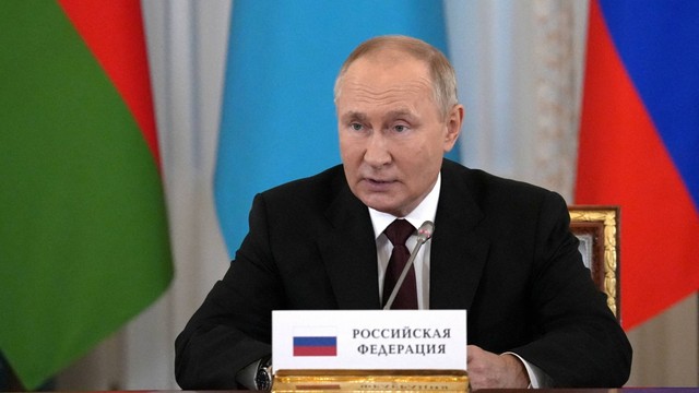 Presiden Rusia Vladimir Putin menghadiri pertemuan informal para pemimpin Commonwealth of Independent States (CIS) di Saint Petersburg, Rusia, Jumat (7/10/2022). Foto: Sputnik/Alexei Danichev/Kremlin via REUTERS
