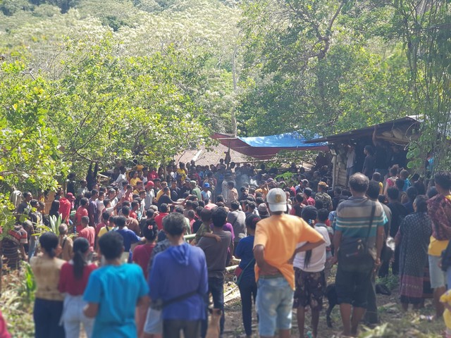 Keterangan foto:Anggota Suku Uran menggelar ritual adat Loe Unur yang diselenggarakan di Desa Natarmage Kecamatan Waiblama Kabupaten Sikka, Jumat, 7 Oktober 2022. Foto oleh:Mario WP Sina.