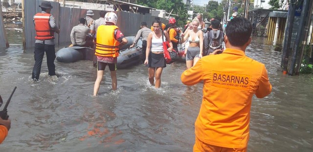 WNA dievakuasi dari lokasi penginapan Foto: Dok. BPBD Badung