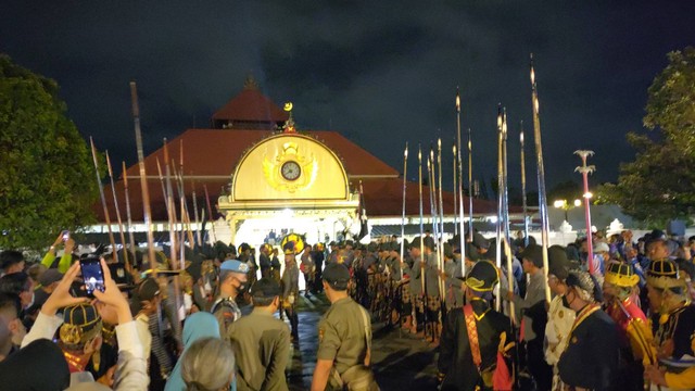 Meriahnya prosesi Kondur Gangsa dalam rangkaian peringatan Maulid Nabi oleh Kraton Yogyakarta di Masjid Gedhe. Dalam prosesi ini masyarakat turut berebut Udhik-udhik, Jumat (7/10) malam. Foto: Arfiansyah Panji Purnandaru/kumparan