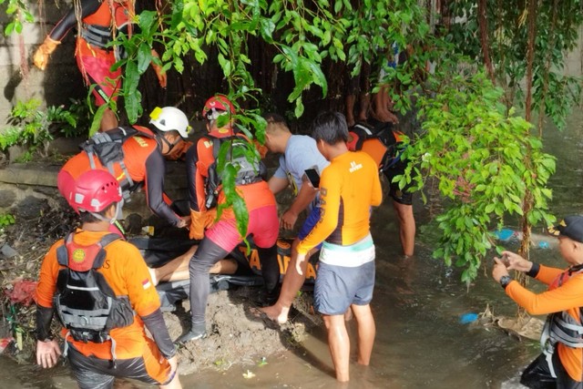 Tim SAR evakuasi mayat seorang pemotor yang hanyut terseret luapan air sungai di Denpasar, Sabtu (8/10). Foto: Dok. Istimewa