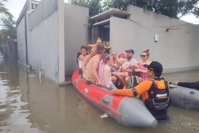 Evakuasi WNA terjebak banjir di Seminyak Foto: Dok. Basarnas Bali