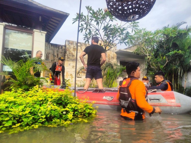 Kebanjiran, Sejumlah Wisatawan Asing di Kuta Dievakuasi Tim SAR (232581)
