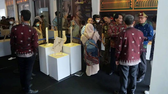 Pengunjung melihat koleksi rencong hingga peudeung yang ditampilkan Museum Aceh pada Pameran Regional Sumatera 'Hikayat Senjata Swarna Dwipa' di Museum Negeri Sumatera Utara, Medan. Foto: Dok. Disbudpar Aceh