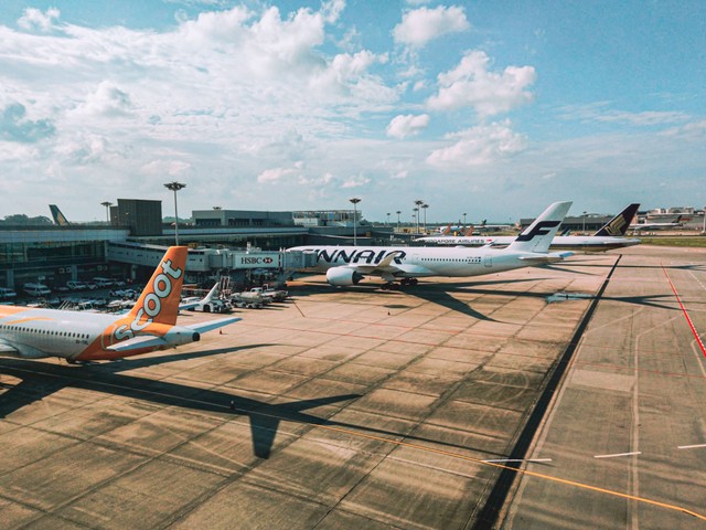 Ilustrasi Boarding Gate adalah. Foto: Unsplash/joshua leong.