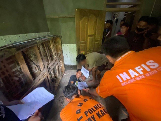 Rekonstruksi pembunuhan satu keluarga di Way Kanan, Lampung. | Foto: Polres Way Kanan