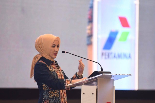 Direktur Utama Pertamina Nicke Widyawati bersama Direksi Holding & Subholding berfoto bersama usai acara Sosialisasi & Penandatanganan Pathway Pertamina Net Zero Emission (NZE) Road Map 2022-2060 yang diselenggarakan di Gedung Graha Pertamina. Foto: Dok. Pertamina