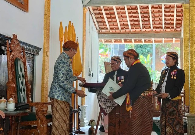 Seorang pemuda asal Kelurahan Margadana Kecamatan Margadana Kota Tegal, Hendri Lisdiantoro, menerima gelar bangsawan dari Keraton Surakarta Hadiningrat.