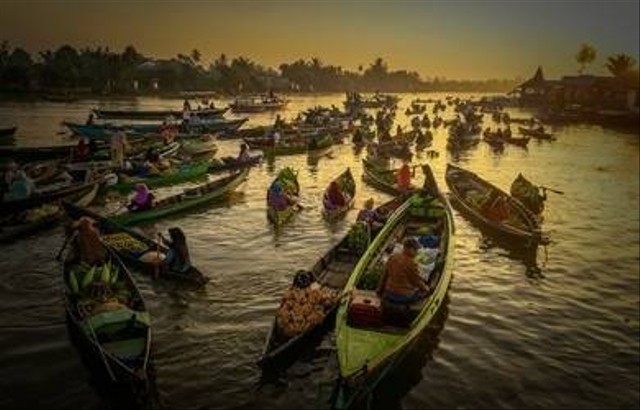Masyarakat Banjar Memanfaatkan Sungai Sebagai Tempat Berdagang. Sumber: Shutterstock