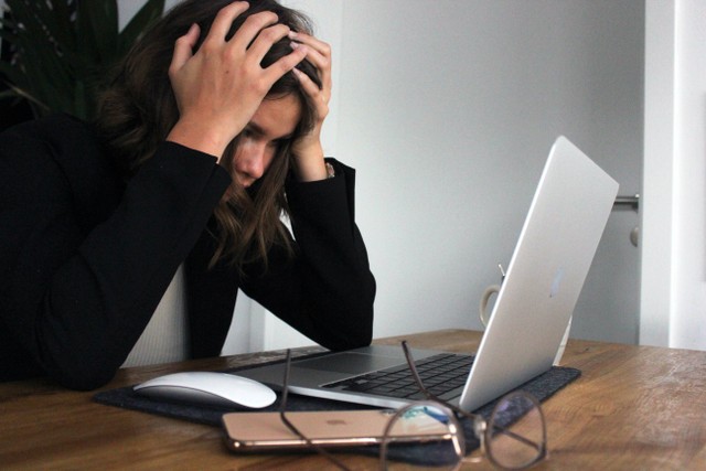 Ilustrasi Penulisan Stres atau Stress, Unsplash Elisa Ventur
