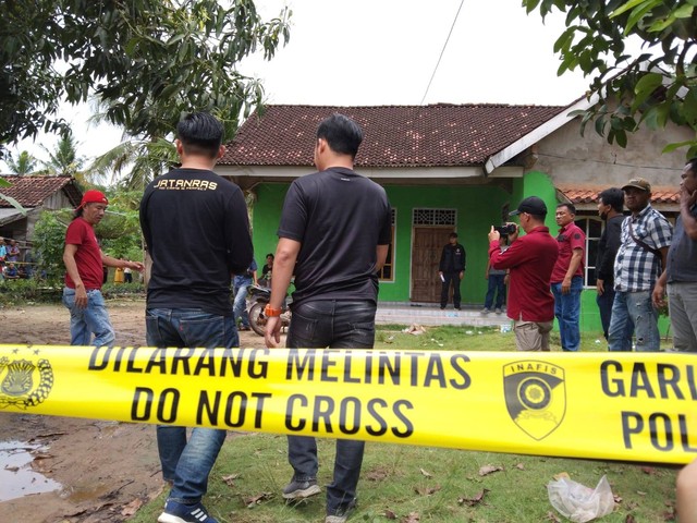 Pelaksanaan rekonstruksi di TKP pembunuhan satu keluarga di Way Kanan, Lampung. | Foto: Bella Sardio/Lampung Geh