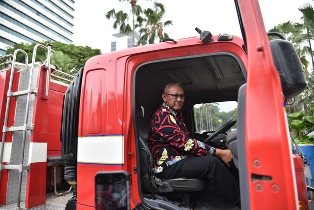 Bupati Kuningan, H Acep Purnama SH MH saat mencoba menaiki kendaraan damkar yang diberikan Gubernur DKI Jakarta, Anies Baswedan. (Andri)