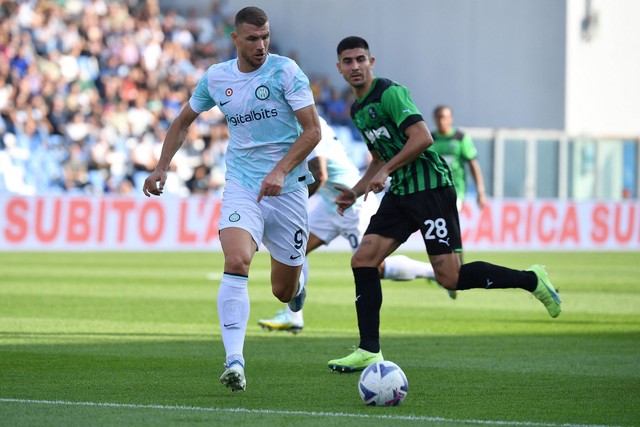 Pemain depan Inter Milan asal Bosnia Edin Dzeko (kiri) berlari mengejar bola di depan bek Sassuolo Kroasia Martin Erlic. Foto: Tiziana Fabi/AFP