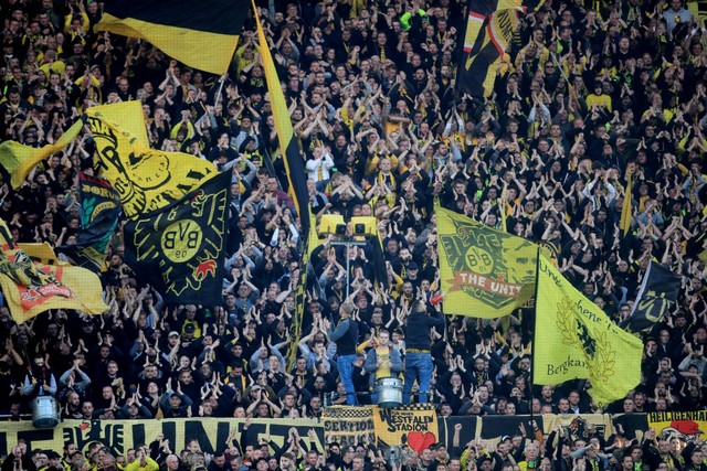 Pandangan umum suporter Borussia Dortmund di dalam stadion sebelum pertandingan di Signal Iduna Park, Dortmund, Jerman, Sabtu (8/10/2022). Foto: Leon Kuegeler/REUTERS