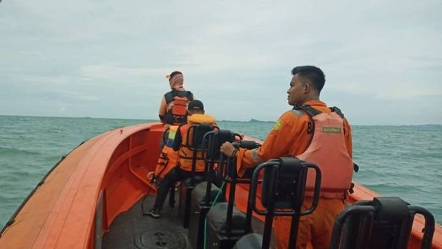 Basarnas Banten melakukan penyisiran di Perairan Merak Besar, Cilegon, setelah seorang penumpang jatuh ke laut dari KMP Rishel dari Pelabuhan Bakauheni menuju Merak. Foto: Basarnas Banten/HO ANTARA