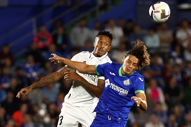 Pemain Real Madrid Eder Militao Beraksi dengan pemain Getafe Enes Unal di Coliseum Alfonso Perez, Getafe, Spanyol, Sabtu (9/10/2022). Foto: Juan Medina/REUTERS