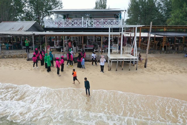 Aksi bersih-bersih di Pantai Lampuuk, Aceh Besar. Foto: Abdul Hadi/acehkini 