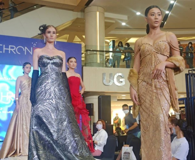 Bertajuk Rain of Pearls atau hujan mutiara, Catherine menampilkan koleksi beautifull evening gown di panggung Surabaya Fashion Parade 2022. Foto: Istimewa