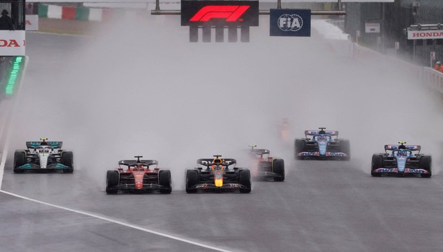 Suasana balapan F1 Grand Prix Jepang saat cuaca buruk di Sirkuit Suzuka, Suzuka, Jepang, Minggu (9/10/2022). Foto: Issei Kato/Reuters