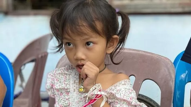 ﻿Emmy, tiga tahun, adalah satu-satunya anak yang selamat dalam pembunuhan massal di sebuah PAUD di Thailand.