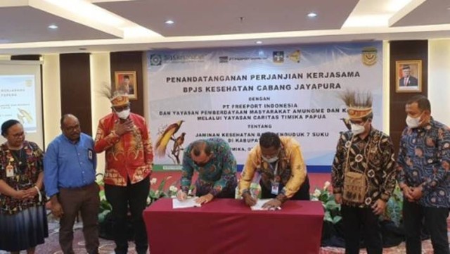 Perjanjian kerja sama BPJS Kesehatan untuk masyarakat 7 suku di areal Freeport Indonesia. (Foto BPJS Kesehatan)