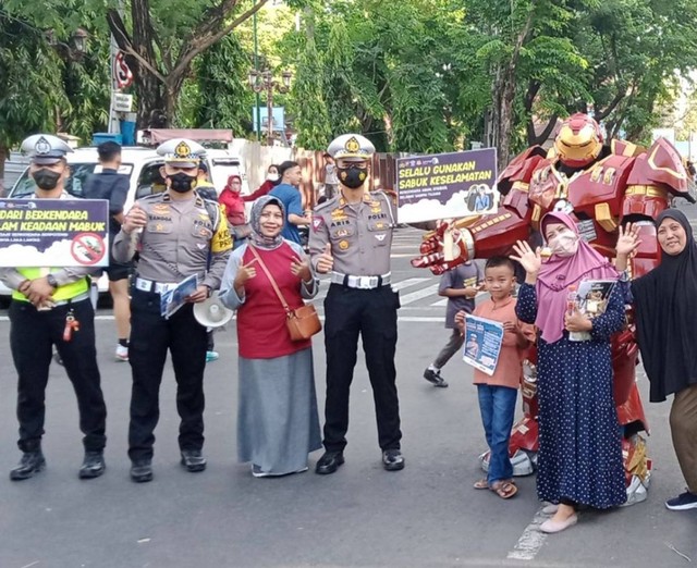 Sosok Iron Man Dilibatkan dalam Kampanye Tertib Lalu Lintas di Lamongan