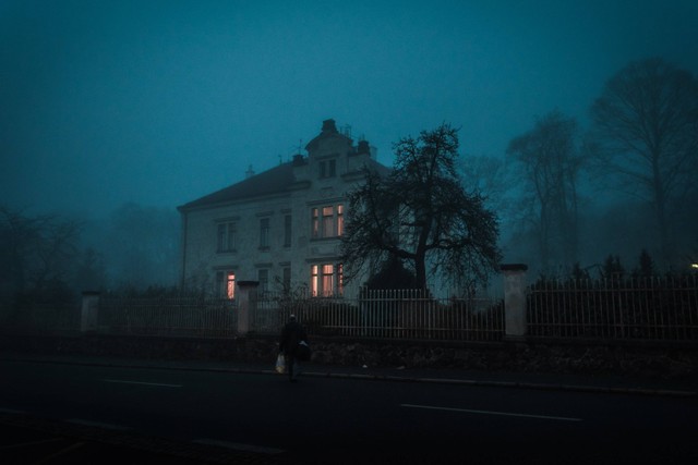 Ilustrasi rumah tua berhantu. (Unsplash.com/ Ján Jakub Naništa)