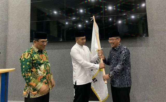 Wagub Sumbar Audy Joinaldy lepas 54 kafilah Sumbar untuk MTQ Nasional di Kalimantan Selatan. (Foto Pemprov Sumbar)