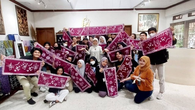 Mahasiswa PMM 2 IPB University bersama owner Batik Bogor Handayani Geulis