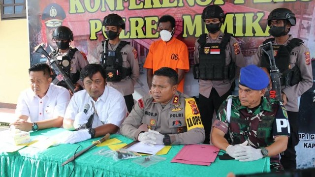 Rilis Polres Mimika terkait penangkapan Roy Marthen Howay, terduga pelaku mutilasi di Timika. (Foto Humas Polda Papua)  