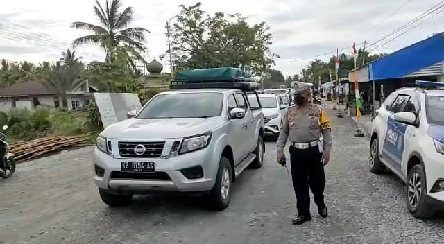 Antrean kendaraan di jalur Mempawah-Pontianak mengular panjang. Foto: M. Zain/Hi!Pontianak