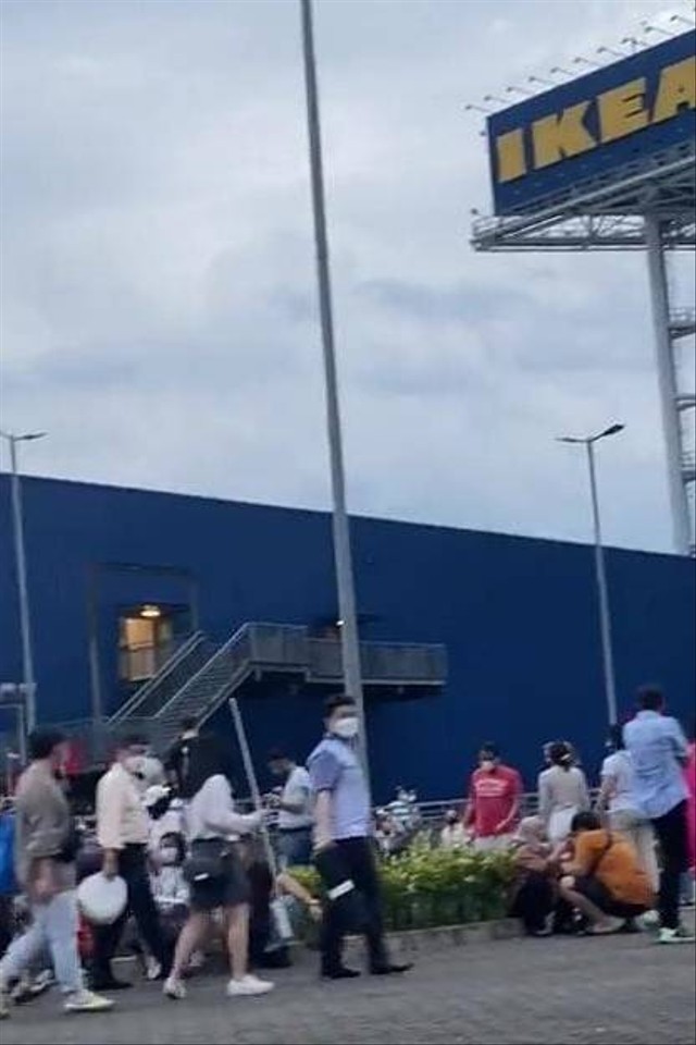 Pengunjung IKEA Tangerang dievakuasi saat gempa, Minggu (9/10/2022). Foto: Dok. Istimewa