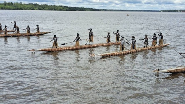 Parade manuver perahu Suku Asmat pada Festival Asmat Pokman 2022. (BumiPapua.com/Abdel Syah) 