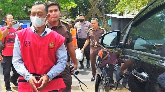 Kepala Desa (Kades) Berjo, Suyatno, saat ditahan usai diperiksa dalam kasus korupsi dana BUMDes di Kejaksaan Negeri (Kejari) Karanganyar, Selasa (27/09/2022). FOTO: Agung Santoso