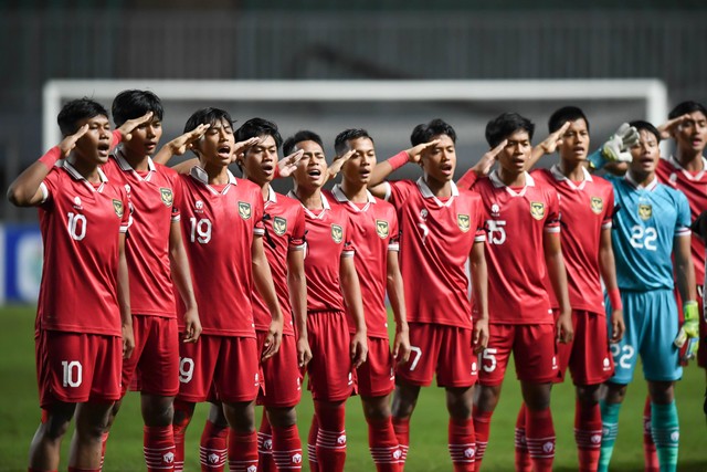 Pesepak bola Tim Nasional U-17 Indonesia menyanyikan lagu Indonesia Raya sebelum melawan Tim Nasional U-17 Malaysia dalam laga Grup B Kualifikasi Piala Asia U-17 2023 di Stadion Pakansari, Cibinong, Kabupaten Bogor, Jawa Barat, Minggu (9/10/2022). Foto: M Risyal Hidayat/ANTARA FOTO