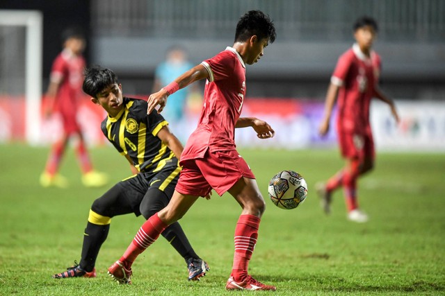 Pemain Timnas U-17 Indonesia Figo Dennis Saputrananto beraksi dengan pemain Timnas U-17 Malaysia Muhammad Afiq Danish di Stadion Pakansari, Cibinong, Kabupaten Bogor, Jawa Barat, Minggu (9/10/2022). Foto: M Risyal Hidayat/ANTARA FOTO