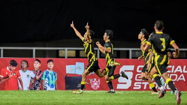 Pemein Timnas U-17 Malaysia Muhammad Arami Wafiy (kiri) berselebrasi bersama rekan setimnya usai mencetak gol ke gawang Timnas U-17 Indonesia di Stadion Pakansari, Cibinong, Kabupaten Bogor, Jawa Barat, Minggu (9/10/2022). Foto: M Risyal Hidayat/ANTARA FOTO