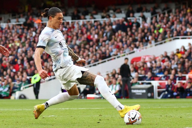 Pemain Liverpool Darwin Nunez mencetak gol pertama mereka saat hadapi Arsenal di Stadion Emirates, London, Inggris, Minggu (9/10/2022). Foto: David Klein/REUTERS