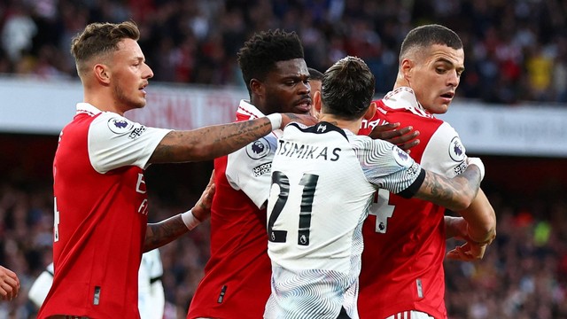 Pemain Liverpool Kostas Tsimikas bentrok dengan pemain Arsenal Granit Xhaka, Thomas Partey dan Ben White di Stadion Emirates, London, Inggris, Minggu (9/10/2022). Foto: David Klein/REUTERS