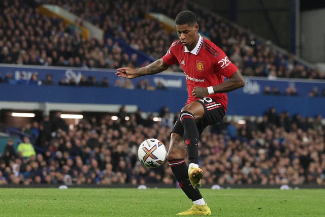 Pemain Manchester United Marcus Rashford mencetak gol ketiga saat hadapi Everton di Goodison Park, Liverpool, Inggris, Minggu (9/10/2022). Foto: Phil Noble/REUTERS